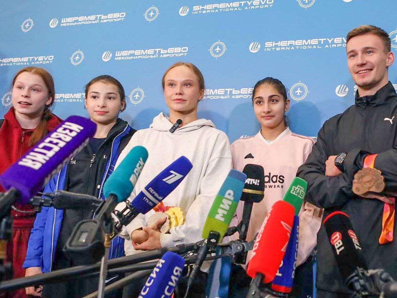 В спортшколе № 10 чествовали анапскую гимнастку Людмилу Рощину В спортшколе № 10 чествовали анапскую гимнастку Людмилу Рощину