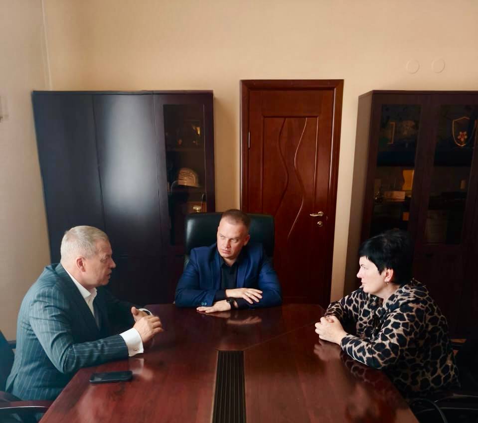 Вчера с рабочим визитом наш район посетила заместитель руководителя Государственного фонда поддержки участников специальной военной операции «Защитники Отечества» в Краснодарском крае Инна Шестакова