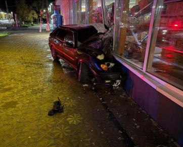 Водитель «Лады» въехал в продуктовый магазин в Гулькевичи