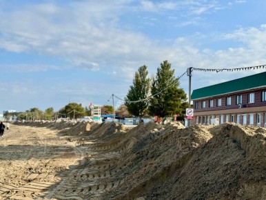 В Анапе восстанавливают защитный вал, который поможет предотвратить выбросы мазута во время осенне-зимних штормов