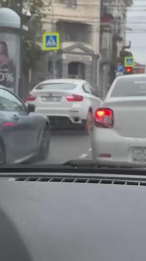 Барин на телеге. Авто с деревянным колесом заметили в Краснодаре