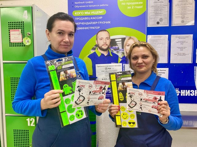 В рамках профилактического мероприятия «Внимание-дети!» сотрудники Госавтоинспекции Ейского района напомнили о дорожной безопасности клиентам автозаправочных станций и покупателям в торговых центрах В рамках профилактического мероприятия «Внимание-дети!» сотрудники Госавтоинспекции Ейского района напомнили о дорожной безопасности клиентам автозаправочных станций и покупателям в торговых центрах