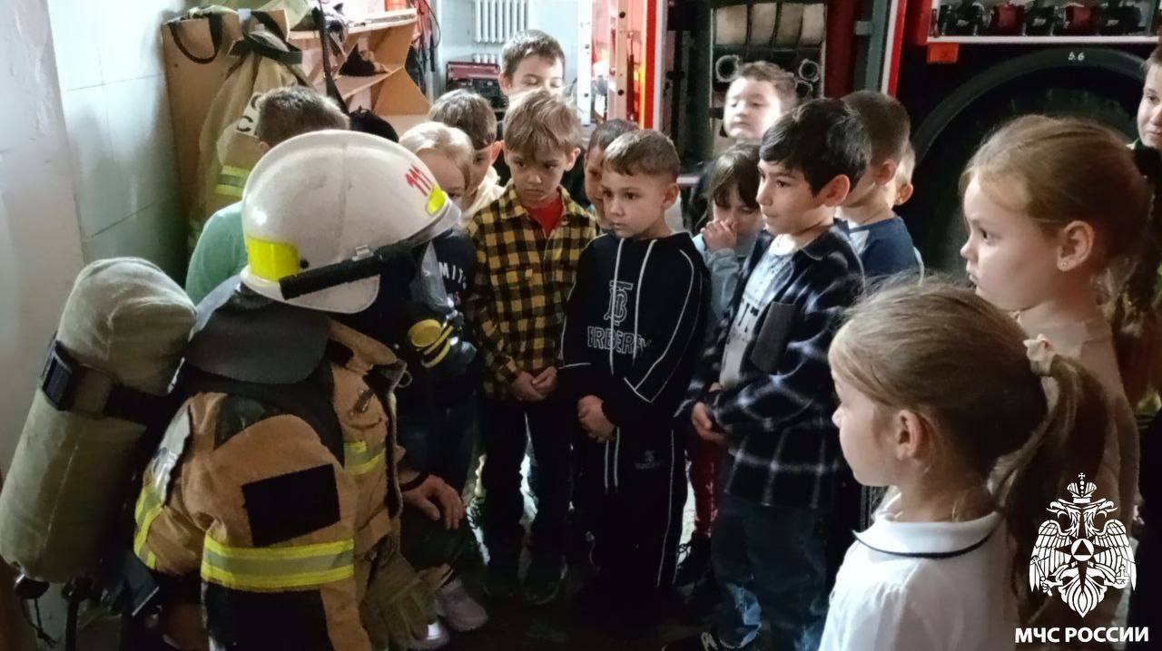 Каникулы с пользой: школьники в гостях у специалистов МЧС России! Каникулы с пользой: школьники в гостях у специалистов МЧС России!