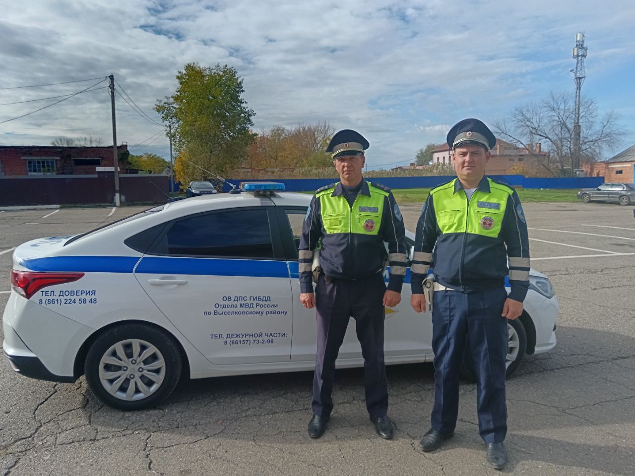 Маленький ребенок остался один в закрытой машине в Выселковском районе