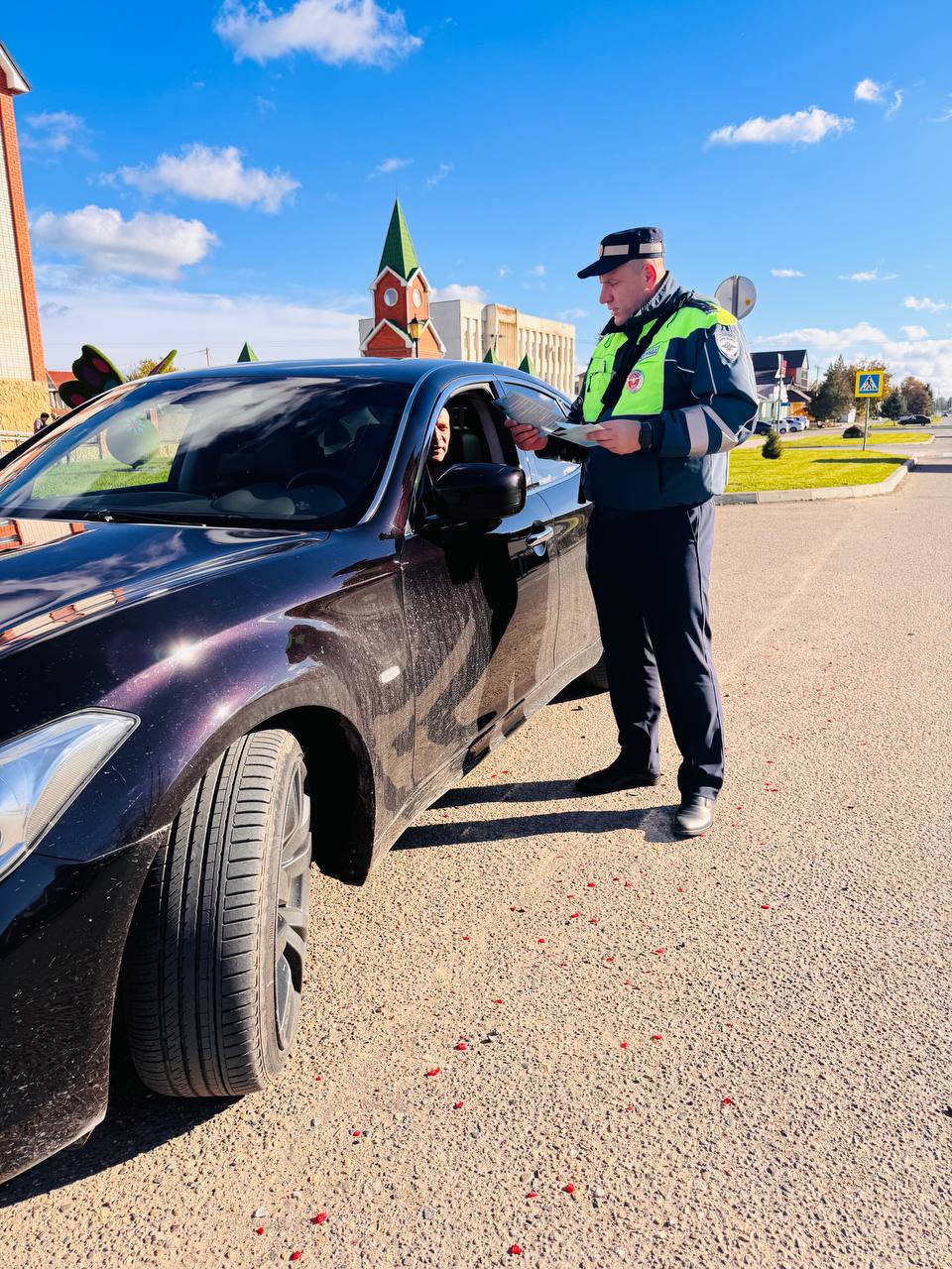 В рамках профилактической акции «Внимание, дети!» сотрудники Госавтоинспекции Белоглинского района проводят беседы с водителями