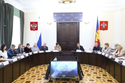 По поручению руководителя кубанского парламента Юрия Бурлачко председатель комитета ЗСК по вопросам науки, образования, культуры и делам семьи Виктор Чернявский провел очередное совещание общественного экспертного совета при...