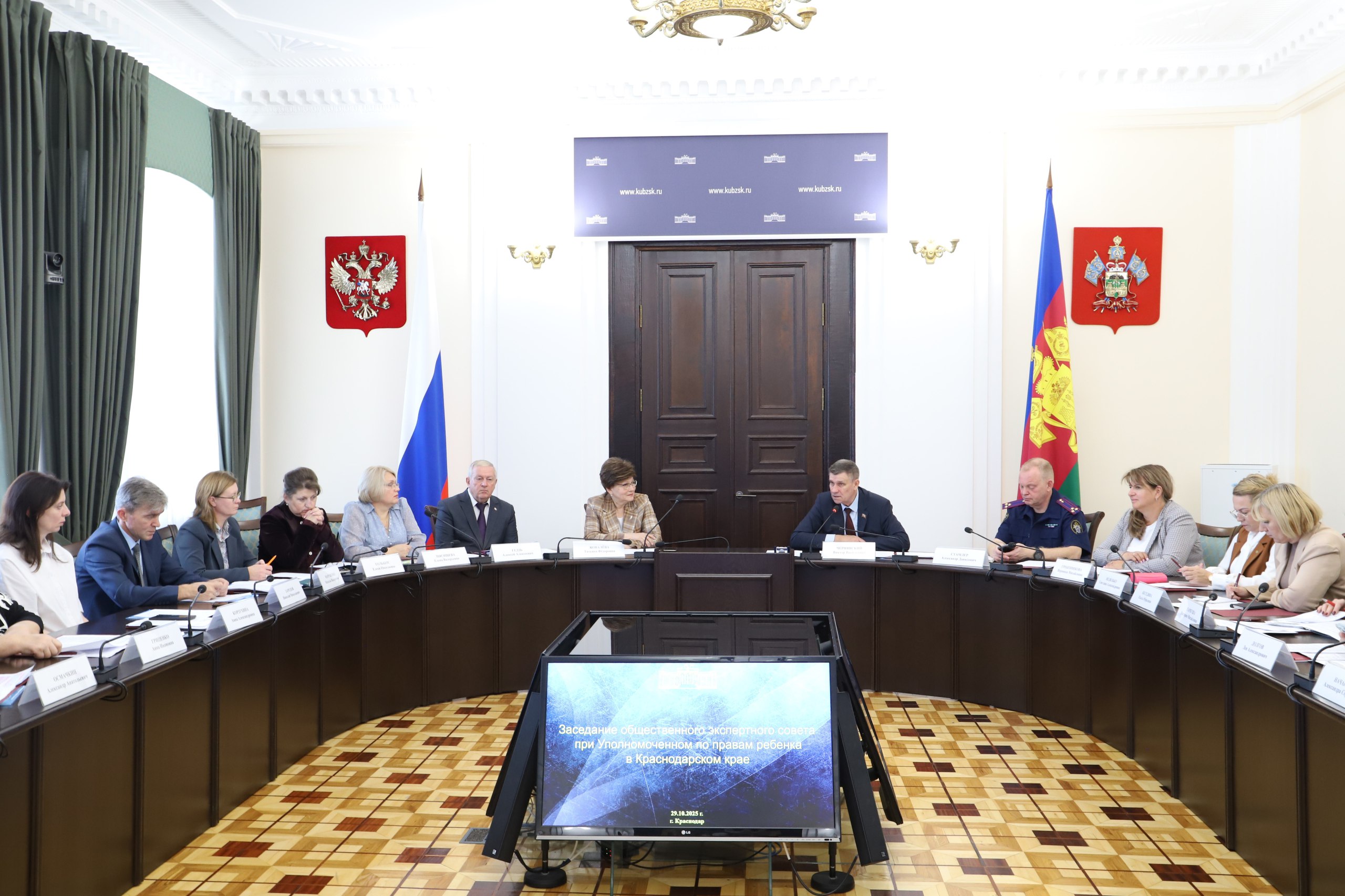 По поручению руководителя кубанского парламента Юрия Бурлачко председатель комитета ЗСК по вопросам науки, образования, культуры и делам семьи Виктор Чернявский провел очередное совещание общественного экспертного совета при...