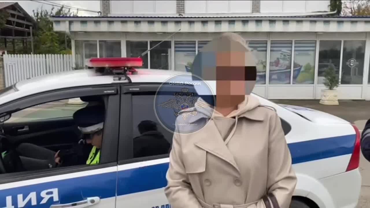 В Анапе подросток накопил денег, купил в тайне от родителей машину и отправился рассекать по улицам курорта, только про права забыл