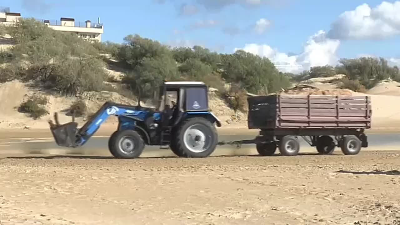 Более 60 кубометров веток, бревен и пластика собрали у валов, защищающих пляжи Анапы от мазута