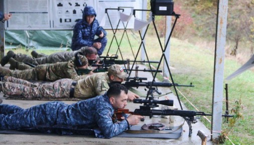 Под эгидой ГУ МВД России по СКФО в Ставрополе прошли соревнования по стрельбе из снайперской винтовки и служебному биатлону