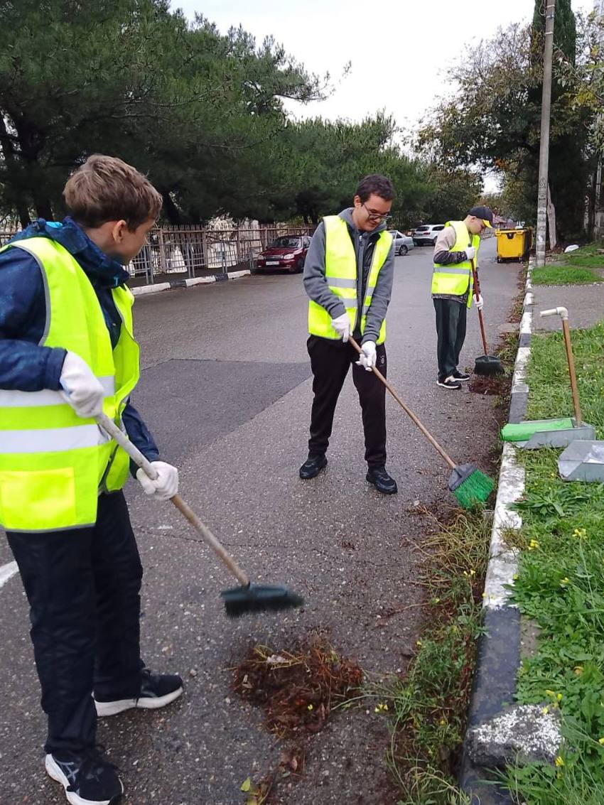Школьники Геленджика во время каникул получают первый трудовой опыт Школьники Геленджика во время каникул получают первый трудовой опыт