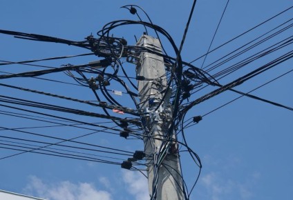 «Россети Кубань» напоминают о недопустимости незаконного размещения волоконно-оптических линий связи (ВОЛС) недобросовестными телеком-операторами на опорах воздушных линий электропередачи (ЛЭП)