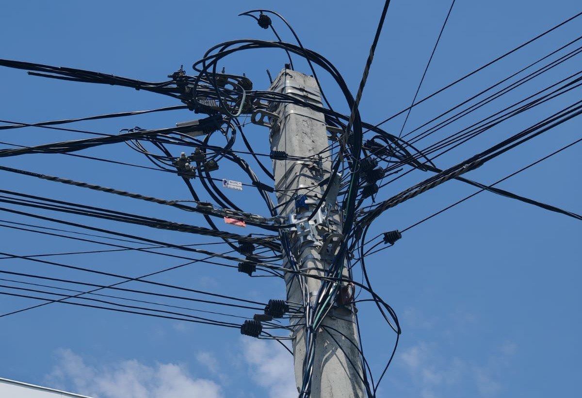 «Россети Кубань» напоминают о недопустимости незаконного размещения волоконно-оптических линий связи (ВОЛС) недобросовестными телеком-операторами на опорах воздушных линий электропередачи (ЛЭП)