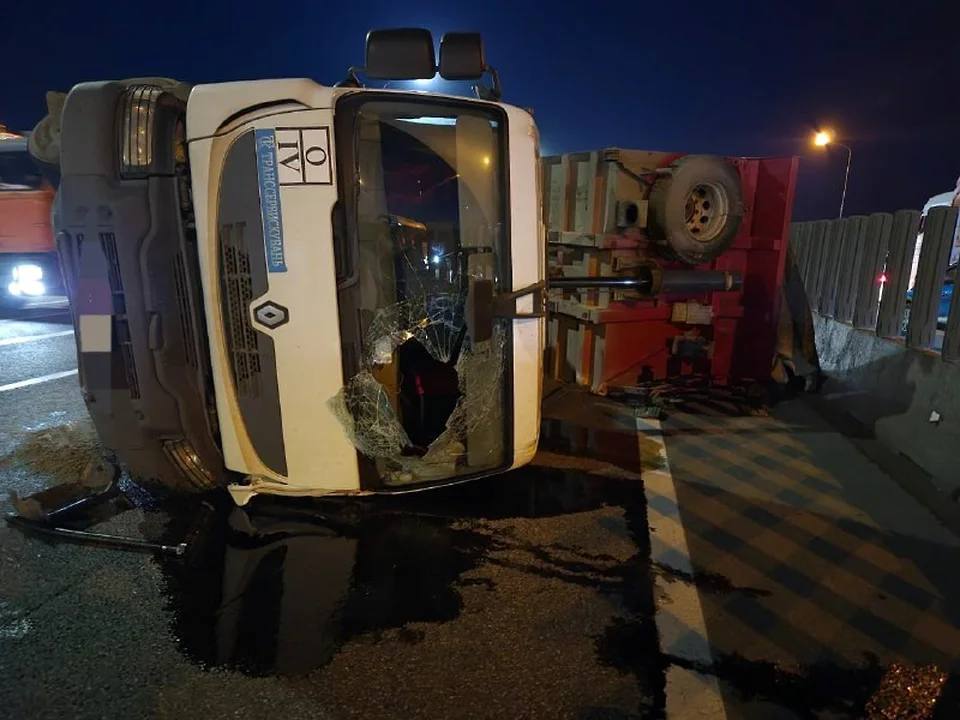 На дороге «Краснодар — Кропоткин» возле хутора Ленина произошло ДТП с участием четырех автомобилей, включая грузовик с песком