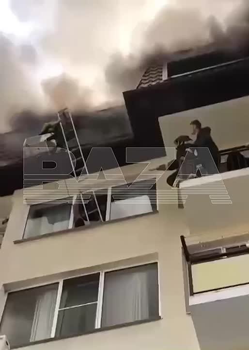 В Сочи девушка чудом спаслась с полыхающей мансарды