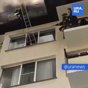 Кадры, которые смотришь с замиранием сердца: во время пожара в Сочи женщина залезла на кондиционер за окном на высоте шестого этажа