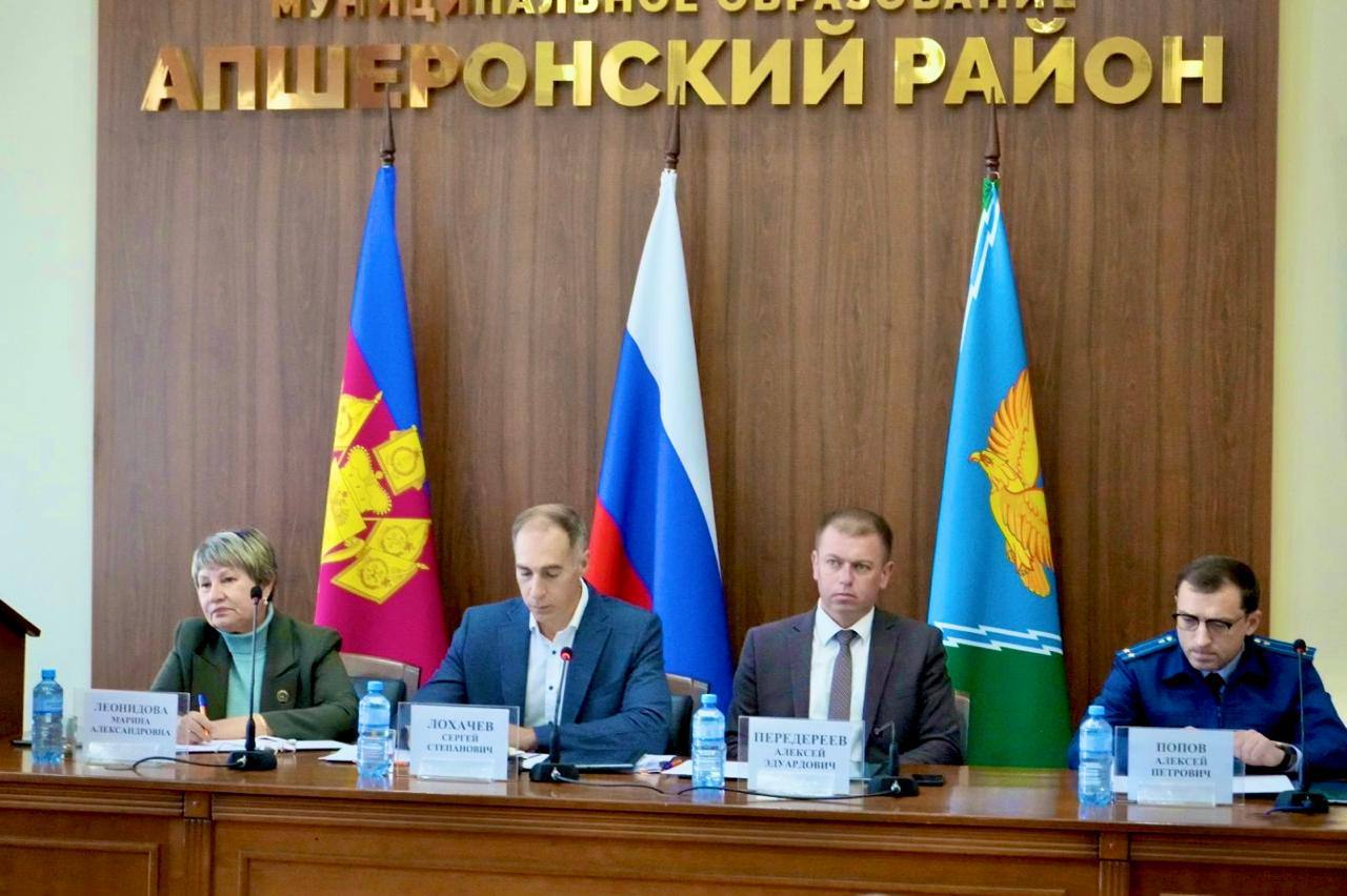 Прокурором Апшеронского района Алексеем Поповым 30 октября 2025 года принято участие в очередной сессии Совета муниципального образования Апшеронский район