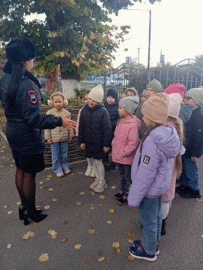 Сотрудники Госавтоинспекции Ленинградского района провели пешеходную экскурсию для воспитанников детского сада № 3