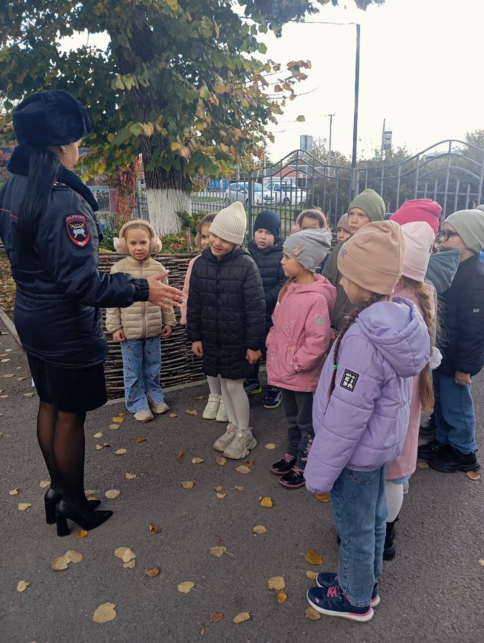 Сотрудники Госавтоинспекции Ленинградского района провели пешеходную экскурсию для воспитанников детского сада № 3