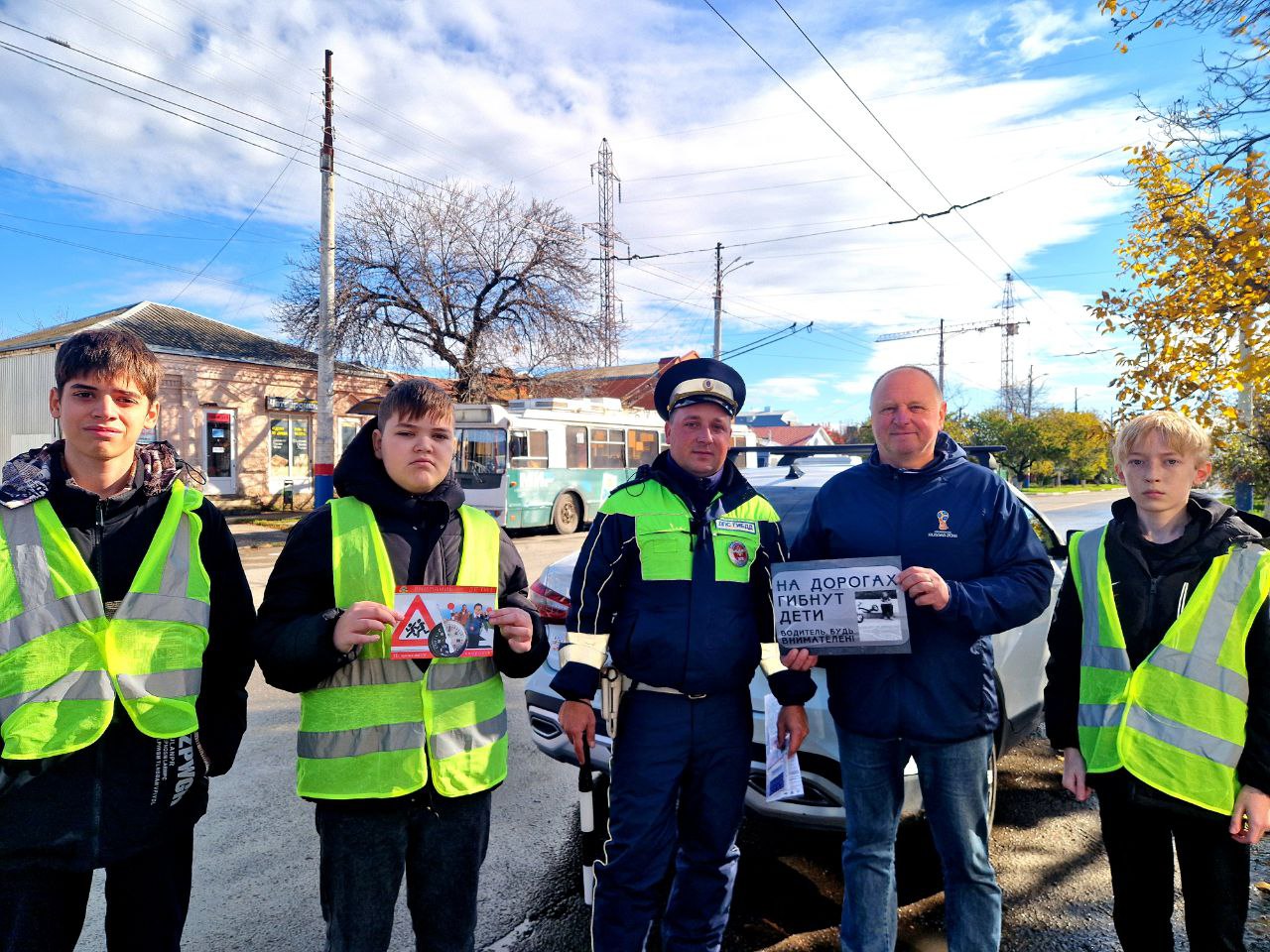 В рамках проведения 3 этапа профилактического мероприятия «Внимание — дети!» сотрудники Госавтоинспекции совместно с ребятами из отряда ЮИД школы № 8 провели акцию «На дорогах гибнут дети. Водитель, будь внимателен!» В рамках проведения 3 этапа профилактического мероприятия «Внимание — дети!» сотрудники Госавтоинспекции совместно с ребятами из отряда ЮИД школы № 8 провели акцию «На дорогах гибнут дети. Водитель, будь внимателен!»
