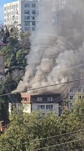 Пожар разгорелся на мансарде жилого дома в Сочи