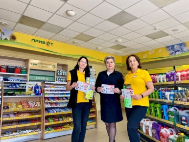 В рамках профилактического мероприятия «Внимание — дети!» сотрудники Госавтоинспекции Ейского района напомнили о дорожной безопасности клиентам автозаправочных станций и покупателям в торговых центрах