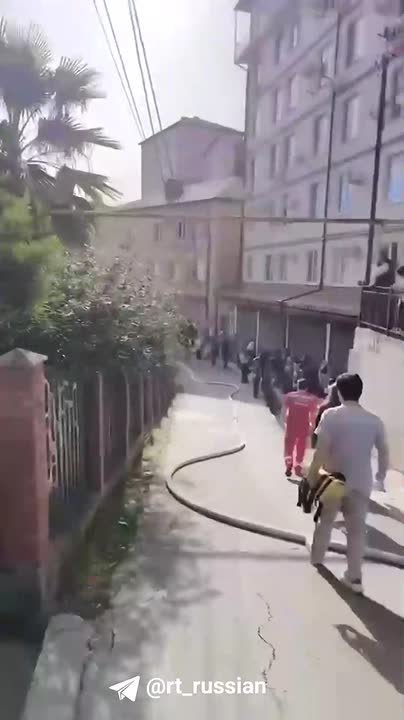 Намочил куртку и зашёл в горящий дом: RT нашёл одного из героев, который спас женщину во время пожара в Сочи