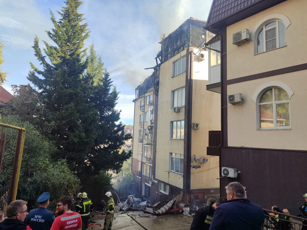 Полицейские работают на месте крупного пожара в многоквартирном доме в Сочи