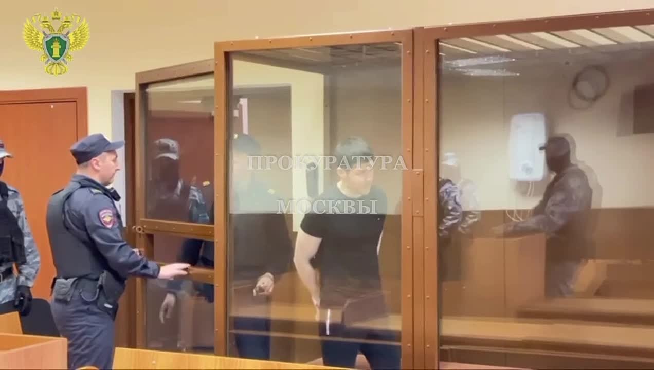 Новости к этому часу:. Блогера и бизнес-коуча Аяза Шабутдинова приговорили к 7 годам тюрьмы и штрафу в 5 млн по делу о мошенничестве