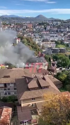 Мансарда полыхает у многоквартирного жилого дома в Сочи