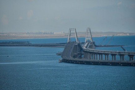 С 3 ноября запретят проезд электромобилей и гибридных авто по Крымскому мосту со стороны Краснодарского края