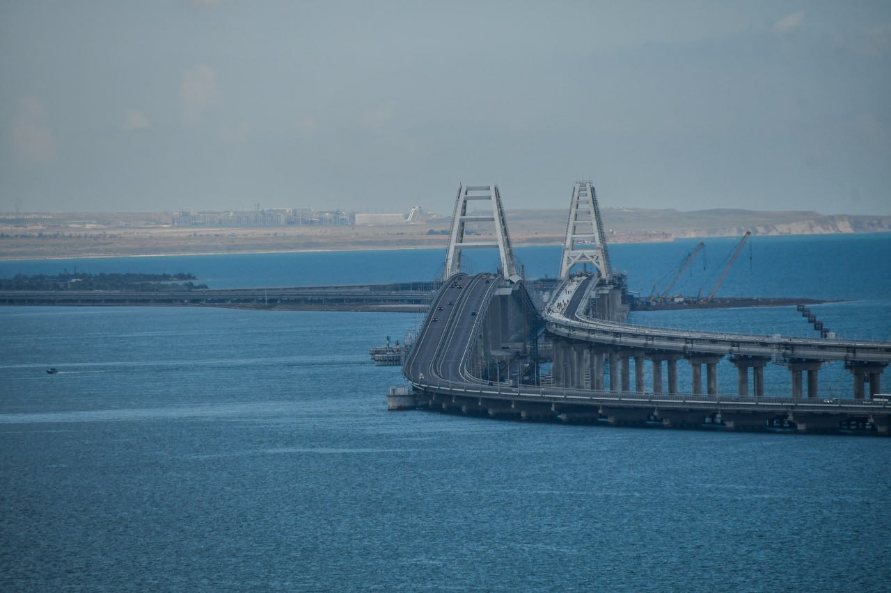 С 3 ноября запретят проезд электромобилей и гибридных авто по Крымскому мосту со стороны Краснодарского края