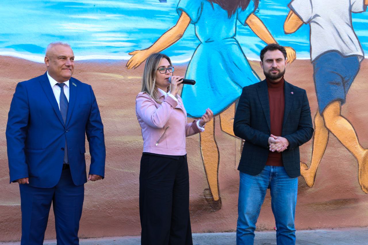 В Анапе создали мурал, посвященный волонтерам, ликвидирующим последствия разлива мазута В Анапе создали мурал, посвященный волонтерам, ликвидирующим последствия разлива мазута