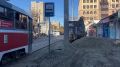 На улице Коммунаров обновляют тротуары и трамвайные остановки