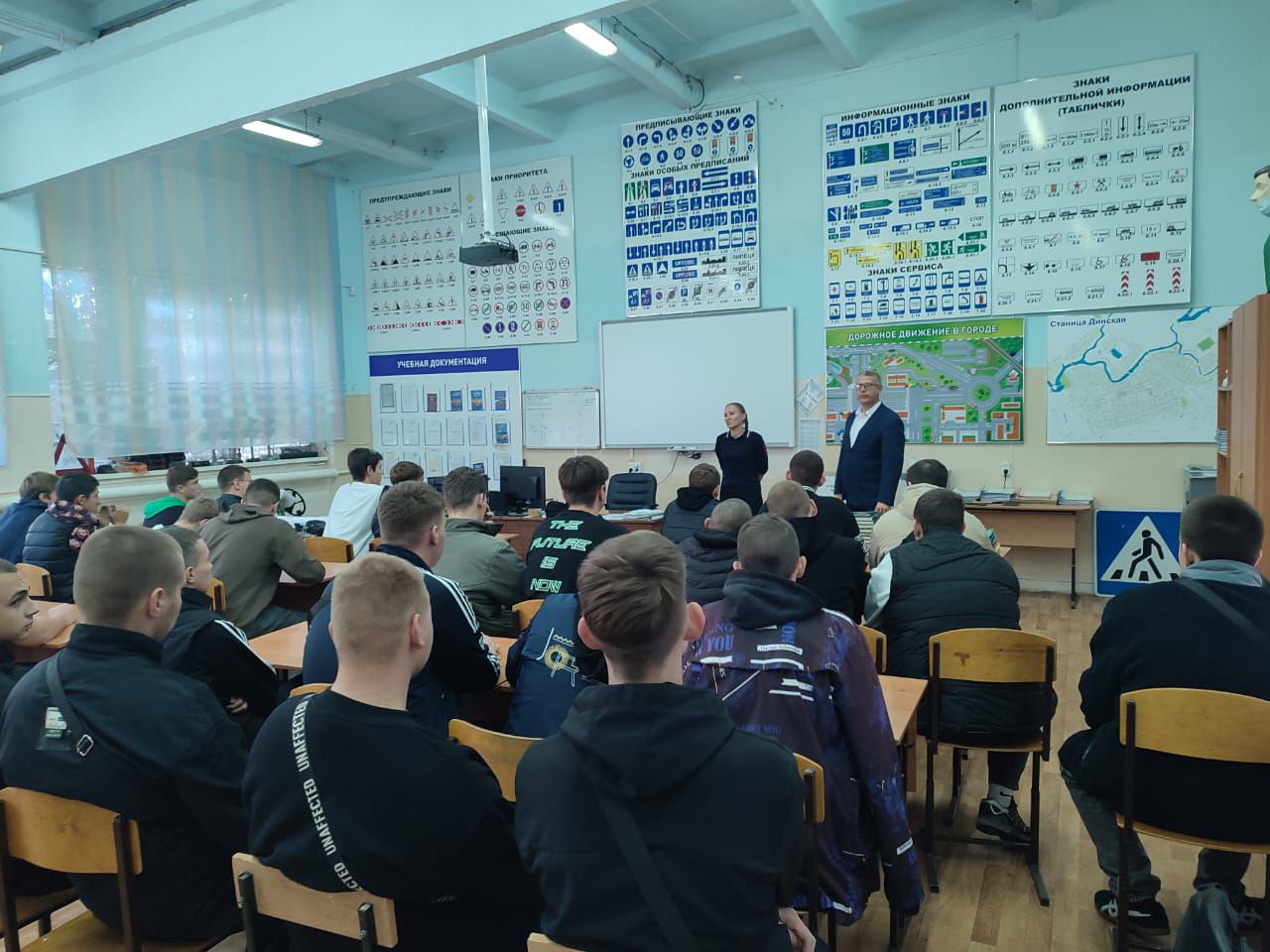 Сотрудники Госавтоинспекции Динского района в рамках профилактического мероприятия «Внимание—дети!» провели лекции со студентами в автошколе Сотрудники Госавтоинспекции Динского района в рамках профилактического мероприятия «Внимание—дети!» провели лекции со студентами в автошколе
