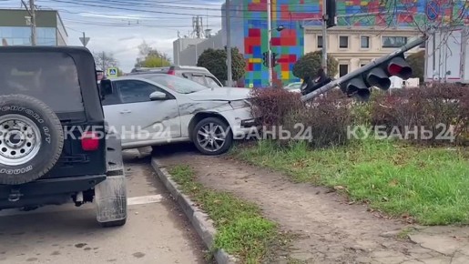 Вылетел на переход и снес светофор: четверное ДТП случилось в Краснодаре