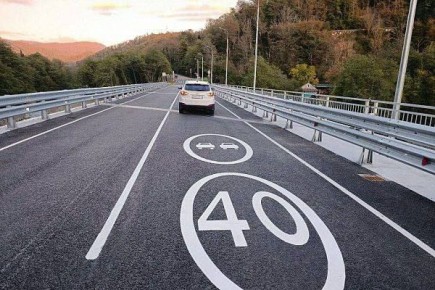 В Сочи открыли движение по обновлённому мосту через реку Чемитоквадже