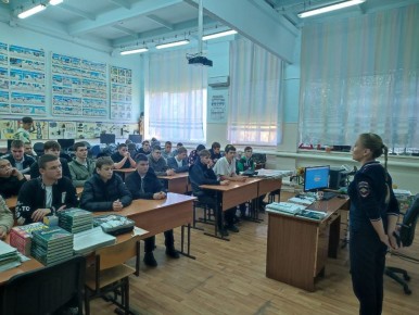 Сотрудники Госавтоинспекции Динского района в рамках профилактического мероприятия «Внимание—дети!» провели лекции со студентами в автошколе