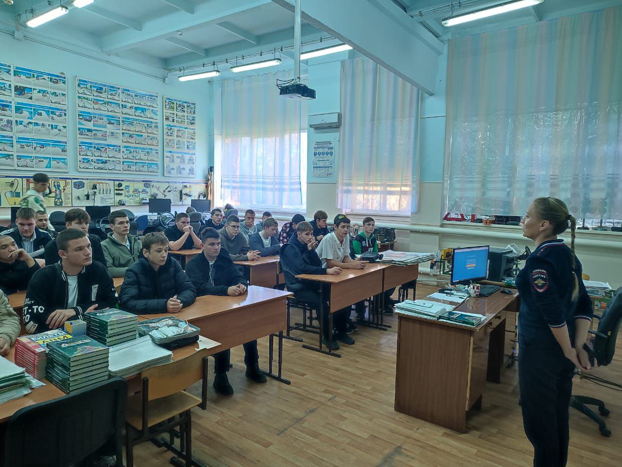 Сотрудники Госавтоинспекции Динского района в рамках профилактического мероприятия «Внимание—дети!» провели лекции со студентами в автошколе