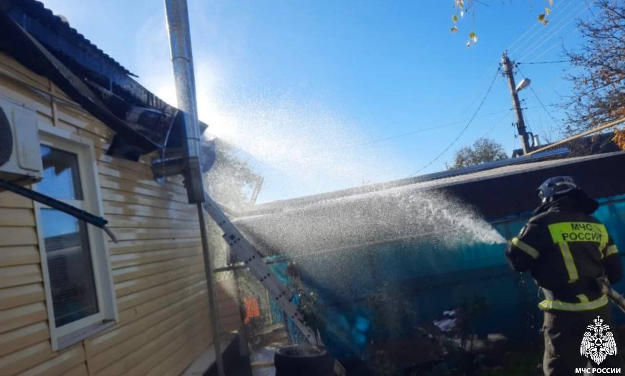 В Лабинске пожарные потушили пожар в частном доме