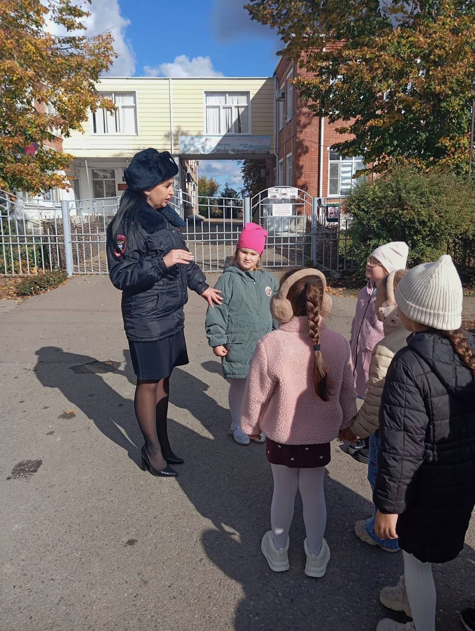Сотрудники Госавтоинспекции Ленинградского района провели пешеходную экскурсию для воспитанников детского сада № 3 Сотрудники Госавтоинспекции Ленинградского района провели пешеходную экскурсию для воспитанников детского сада № 3