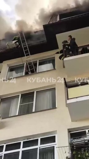 Момент спасения девочки горящего дома в Сочи попал на видео