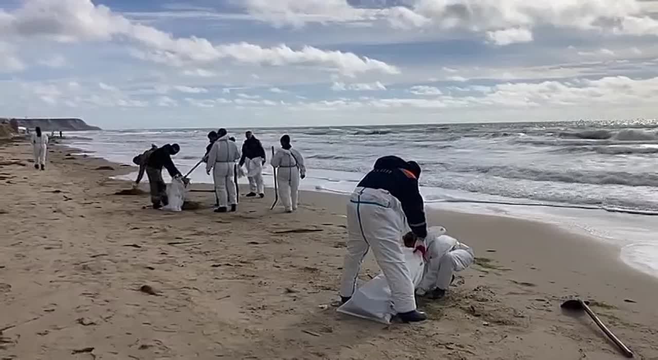 В Темрюкском районе ликвидируют точечные выбросы нефтепродуктов