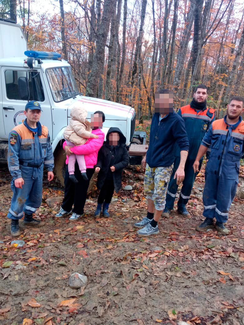Семья с двумя детьми отправилась в Мостовской район, но путешествие пошло не по плану