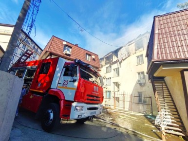 Огнеборцы МЧС России ликвидируют пожар на улице Альпийская в Сочи