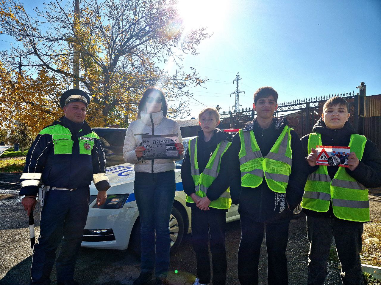 В рамках проведения 3 этапа профилактического мероприятия «Внимание — дети!» сотрудники Госавтоинспекции совместно с ребятами из отряда ЮИД школы № 8 провели акцию «На дорогах гибнут дети. Водитель, будь внимателен!» В рамках проведения 3 этапа профилактического мероприятия «Внимание — дети!» сотрудники Госавтоинспекции совместно с ребятами из отряда ЮИД школы № 8 провели акцию «На дорогах гибнут дети. Водитель, будь внимателен!»