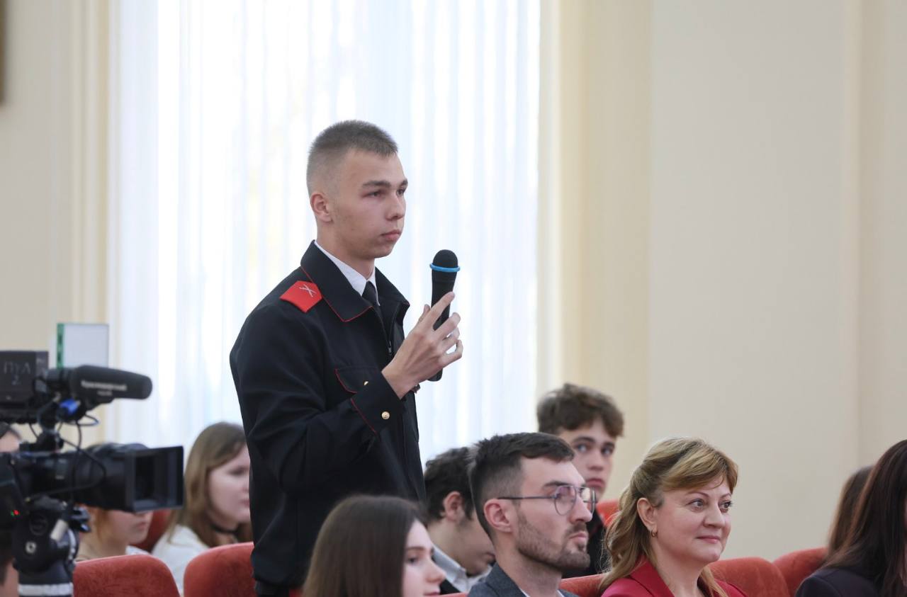 Вениамин Кондратьев обсудил вопросы инновационного развития с участниками фестиваля «НАУКА 0+ Кубань» Вениамин Кондратьев обсудил вопросы инновационного развития с участниками фестиваля «НАУКА 0+ Кубань»