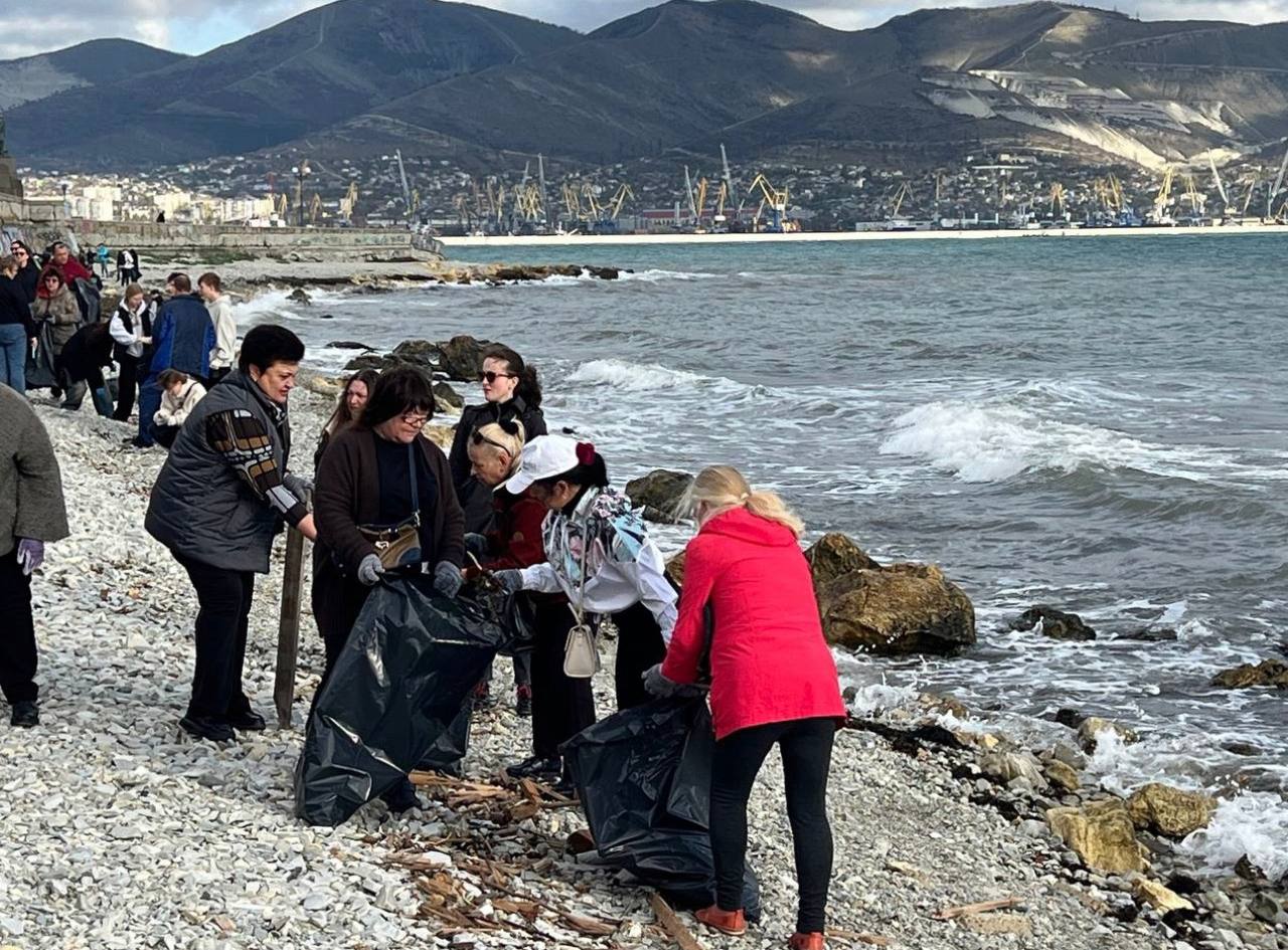 В День Чёрного моря неравнодушные жители города-героя Новороссийска провели субботник на прибрежной территории