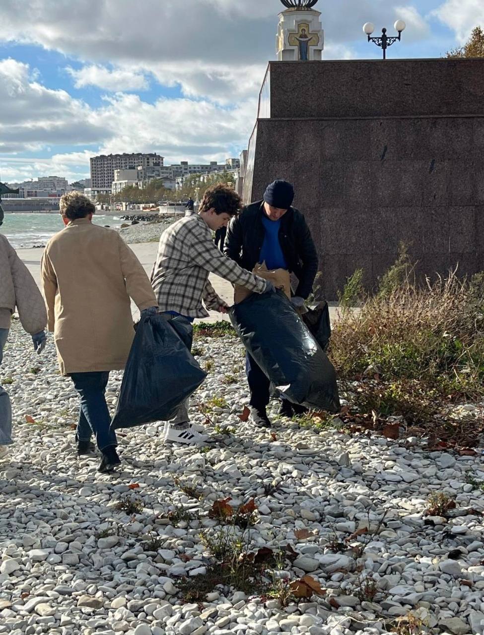 В День Чёрного моря неравнодушные жители города-героя Новороссийска провели субботник на прибрежной территории В День Чёрного моря неравнодушные жители города-героя Новороссийска провели субботник на прибрежной территории