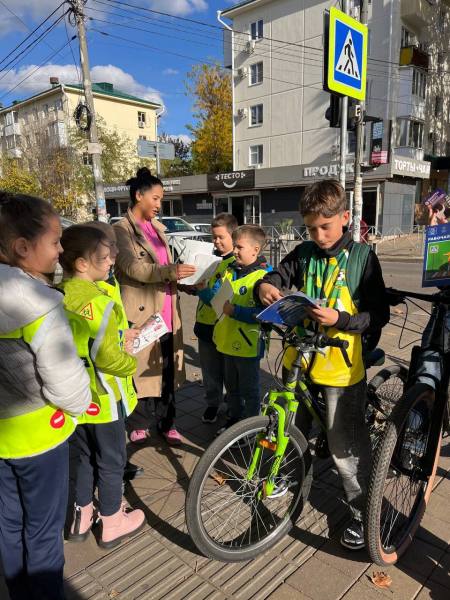Сотрудники Госавтоинспекции совместно с центром «Автогородок» провели профилактическое мероприятие у оживленных пешеходных переходов в городе Сотрудники Госавтоинспекции совместно с центром «Автогородок» провели профилактическое мероприятие у оживленных пешеходных переходов в городе